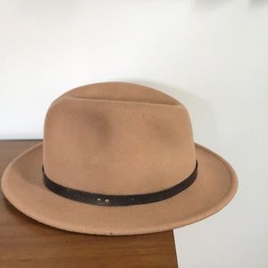 Camel hat Urban Outfitters